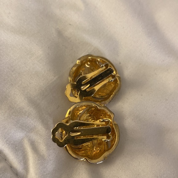 Vintage White and Gold Tone - Picture 2 of 3